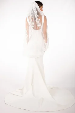 DAISY Short Wedding Veil with Lace Appliques