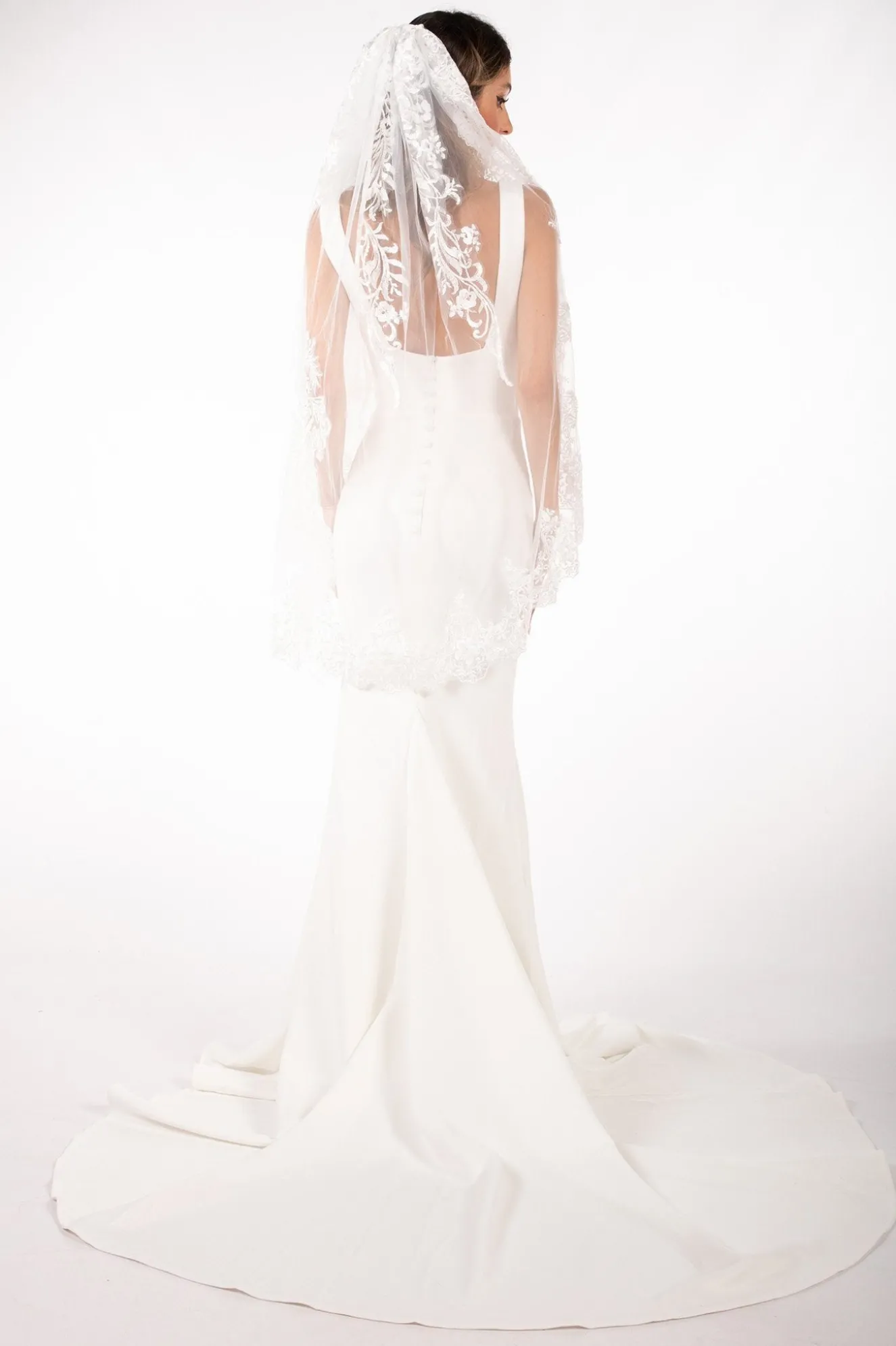 DAISY Short Wedding Veil with Lace Appliques