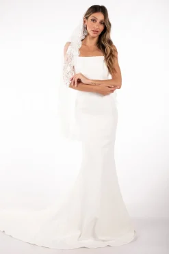 DAISY Short Wedding Veil with Lace Appliques