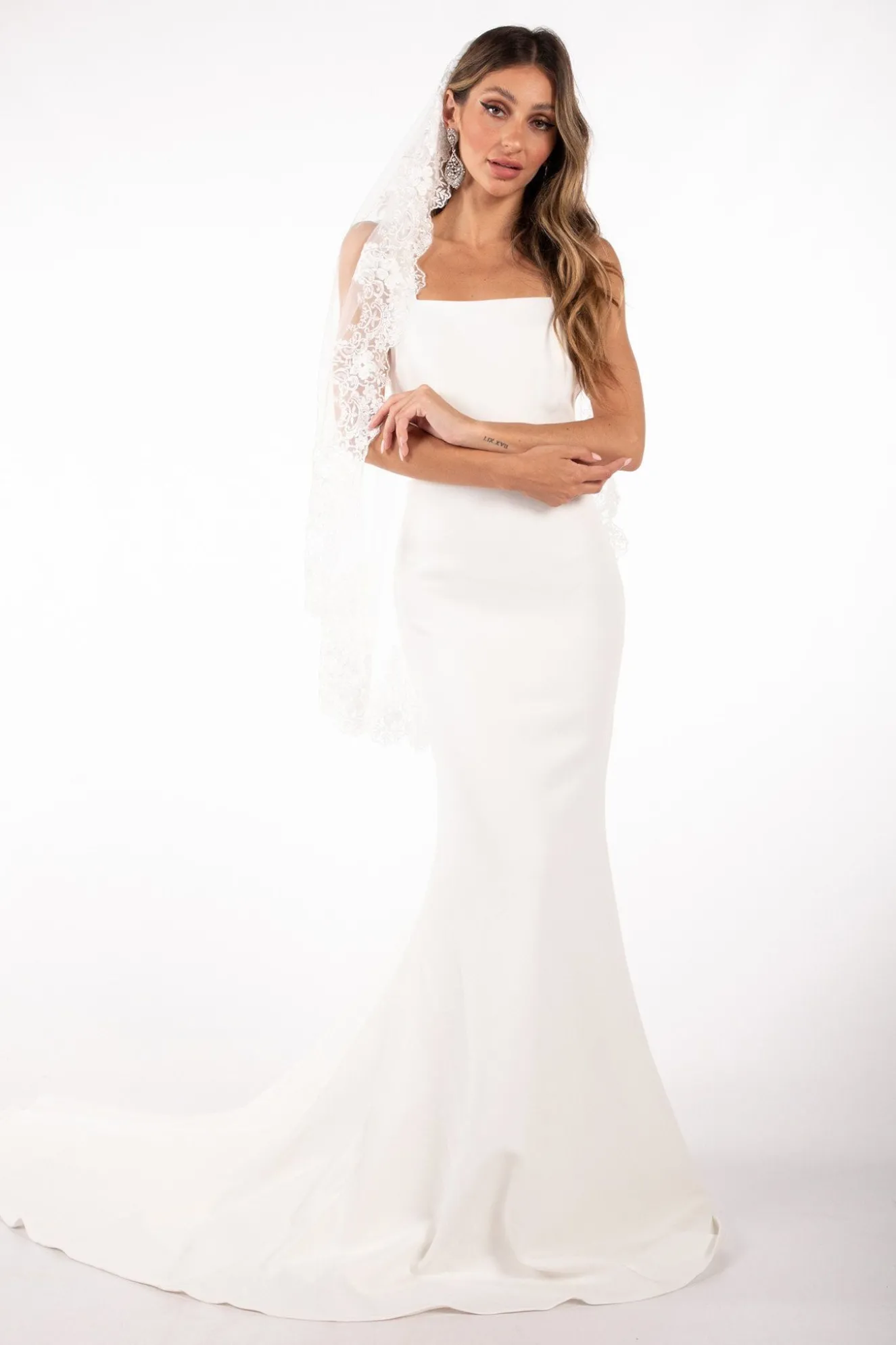 DAISY Short Wedding Veil with Lace Appliques