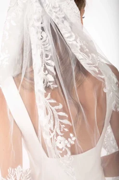 DAISY Short Wedding Veil with Lace Appliques