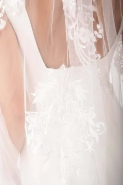 DAISY Short Wedding Veil with Lace Appliques