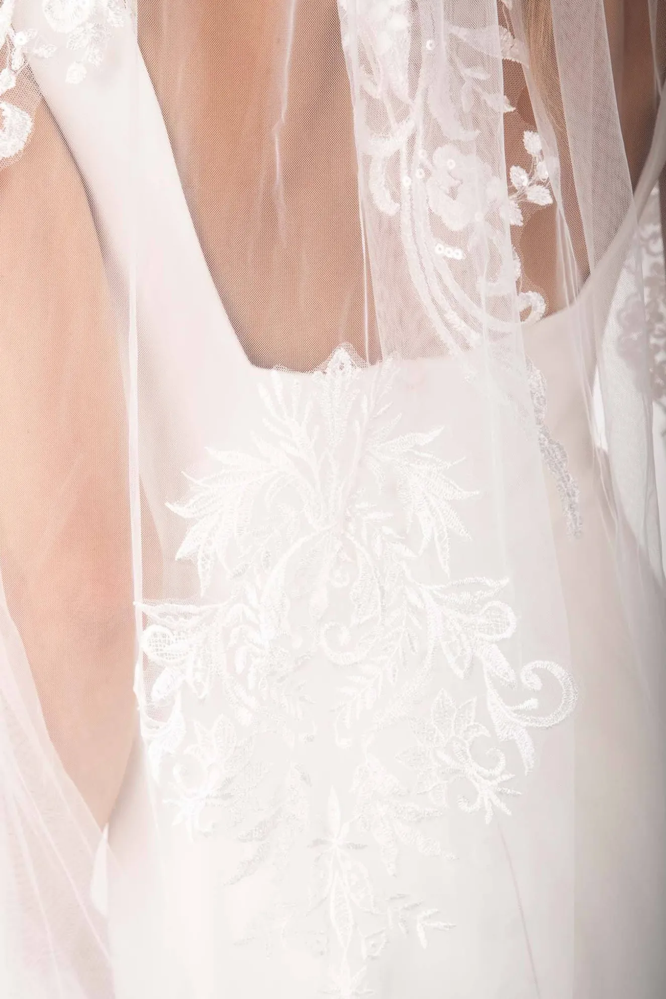 DAISY Short Wedding Veil with Lace Appliques